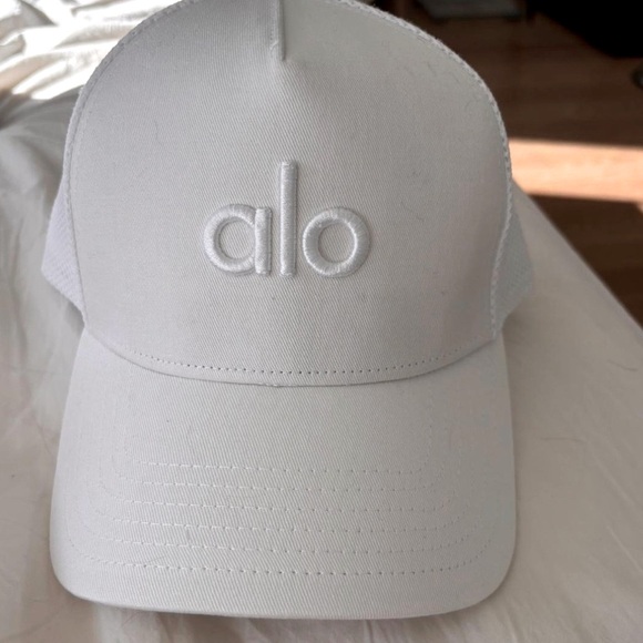Alo District Trucker Hat White New Unisex - Picture 10 of 11